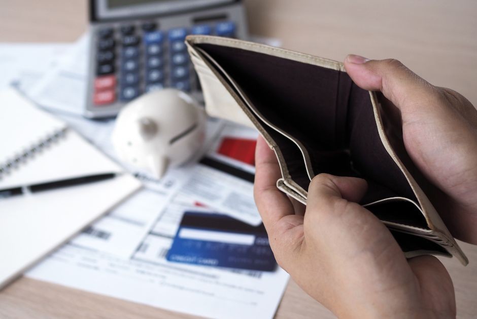 為什麼有些公司只發績效獎金不發年終?